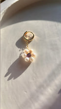 Load image into Gallery viewer, Fleure pearl earring (individual)
